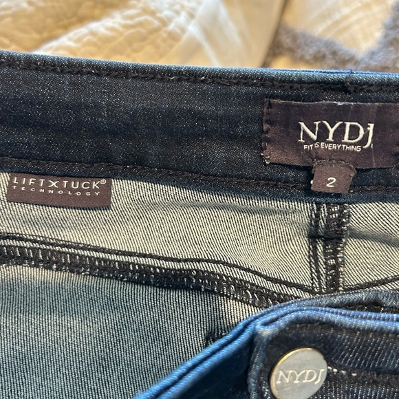B8.7 NYDJ Relaxed Slender Jeans Dark Wash like new (2) - Picture 3 of 4